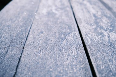 Beyaz taze kar kışın yüzeyinde ahşap bir arka planda tasarım için yakın plan