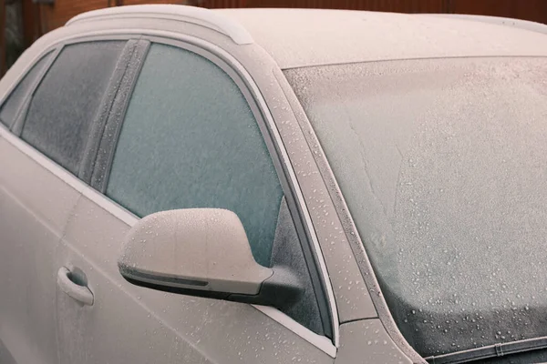 Close-Up dei finestrini congelati durante la stagione invernale. Livello di gelo — Foto Stock