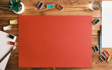 Düz konum sanat tasarımcısı renk çalışma alanı. Kopyalama alanı kırmızı ile yaratıcı üst görünüm