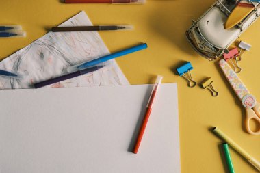 Çocukların ödevleri çalışma alanını renklendiriyor. Kopya alanı sarı ile yaratıcı dosyalar masa görünümü