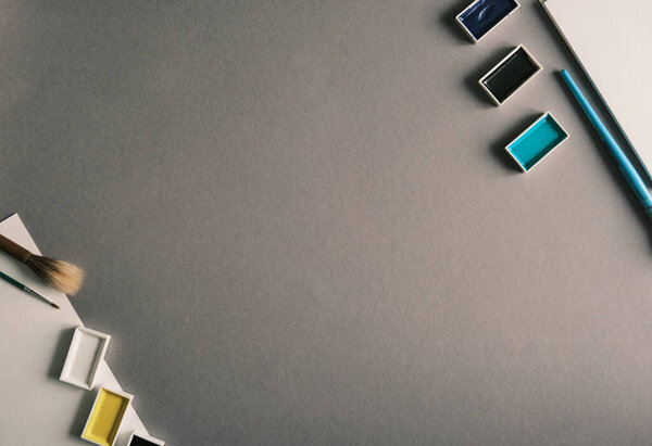 кисть белки и акварельные краски при дневном свете. Концепция рабочего пространства художника. Текст готов