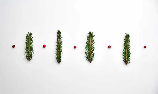 Kreativ ram av julgran grenar på vit bakgrund med dekoration. gratulationskort, vinter semester. Platt äggläggning Royaltyfria Stockfoton