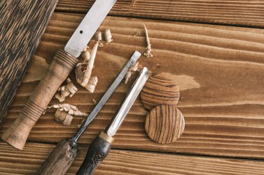 Marangozluk ve hobi için aletler. Tahta şekillendirme araçları. Düzen