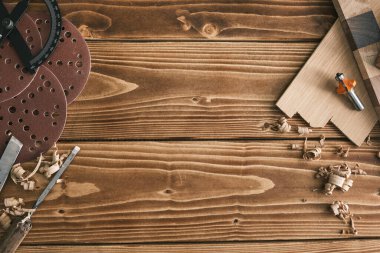 Marangozluk ve hobi için aletler. Tahta şekillendirme araçları. Düzen