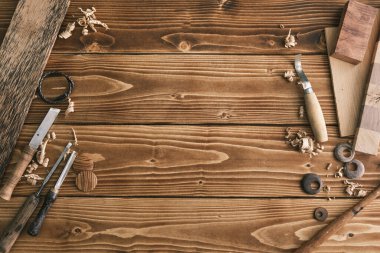 Marangozluk ve hobi için aletler. Tahta şekillendirme araçları. Düzen