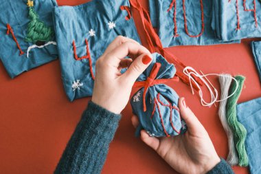 Noel hediyeleri için kumaş torbaları ve masanın üzerinde süslemeler olan el yapımı numaralar. Noel için el yapımı Advent takvimi