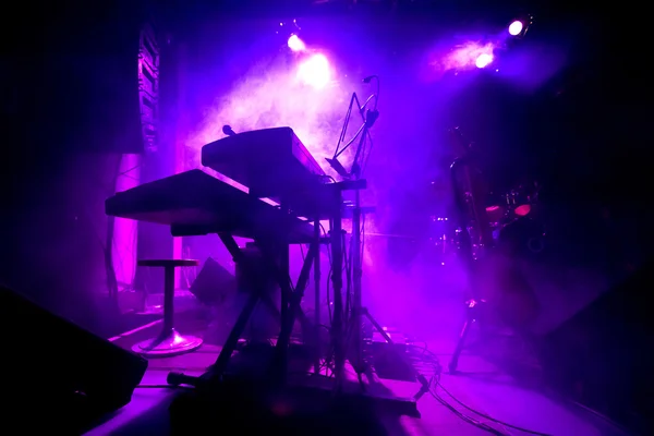 Gösteriden önce sahne.