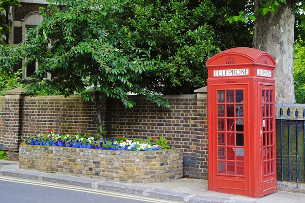 Kırmızı telefon kulübesi