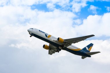 Boryspil, Ukrayna - 11 Mayıs 2019: Boeing 767-300 sefer sayılı Azur uçağı Boryspil Uluslararası Havaalanı 'ndan havalanıyor.