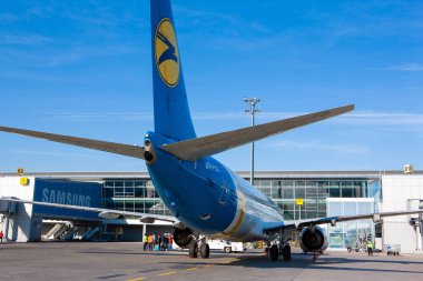 Boryspil, Ukrayna - 10 Eylül 2019: Boryspil Uluslararası Havaalanı 'ndaki Ukrayna Uluslararası Havayolları' nın Boeing 737-800 uçağı
