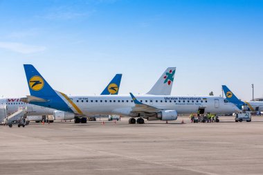 Boryspil, Ukrayna - 10 Eylül 2019: Boryspil Uluslararası Havaalanı 'ndaki uçaklar