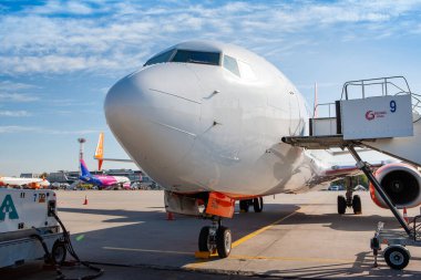 Boryspil, Ukrayna - 10 Eylül 2019: Boryspil Uluslararası Havaalanı 'ndaki SkyUp Airlines' ın Boeing 737-800 uçağı