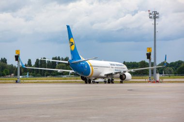 Boryspil, Ukrayna - 14 Temmuz 2020: Ukrayna Uluslararası Havaalanı 'nın Boeing 737-800 sefer sayılı uçağı