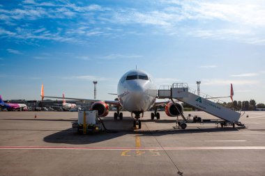 Boryspil, Ukrayna - 10 Eylül 2019: Boryspil Uluslararası Havaalanı 'ndaki SkyUp Airlines' ın Boeing 737-800 uçağı