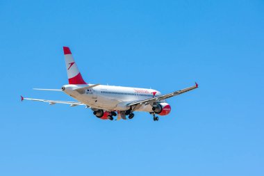 Boryspil, Ukrayna - 17 Eylül 2019: Avusturya Havayolları 'nın Airbus A320' si Boryspil Uluslararası Havaalanından havalanıyor