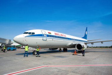 Boryspil, Ukrayna - 10 Eylül 2019: Boryspil Uluslararası Havaalanı 'nda Belavia Havayolları' nın Boeing 737-800 uçağı
