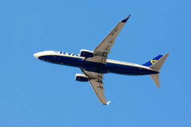 Boryspil, Ukrayna - 20 Temmuz 2020: Ryanair 'in Boeing 737-800 sefer sayılı uçağı Boryspil Uluslararası Havaalanına iniyor