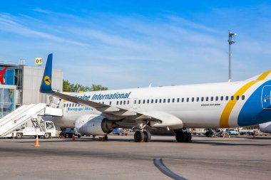 Boryspil, Ukrayna - 10 Eylül 2019: Boryspil Uluslararası Havaalanı 'ndaki Ukrayna Uluslararası Havayolları' nın Boeing 737-800 uçağı