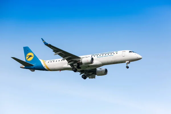 Boryspil Ukraine May 2019 Airplane Embraer 190 100Lr Landing Boryspil — Foto de Stock