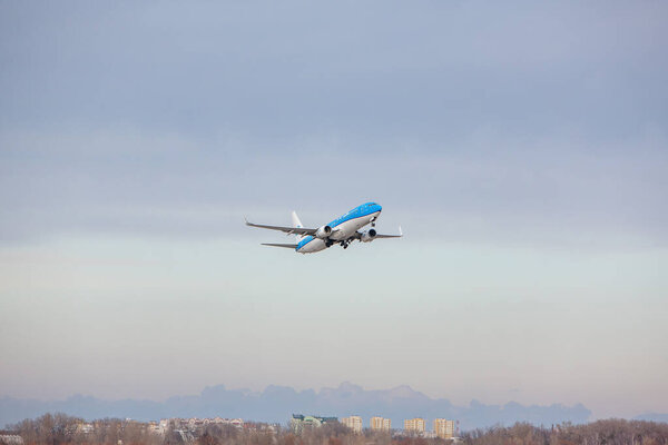 Борисполь, Украина - 11 февраля 2020 года: самолет Boeing 737-300 королевских голландских авиалиний взлетает из международного аэропорта Борисполь