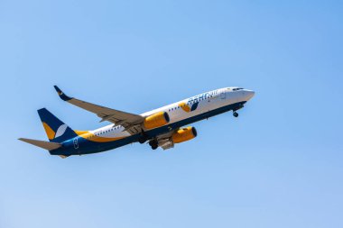 Boryspil, Ukrayna - 24 Ağustos 2019: Azur Air Ukrayna 'nın Boeing 737-300 sefer sayılı uçağı Boryspil Uluslararası Havalimanı' ndan kalkıyor