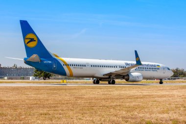 Boryspil, Ukrayna - 10 Eylül 2019: Boryspil Uluslararası Havalimanı 'ndaki Ukrayna Uluslararası Havayolları' nın Boeing 737-800 uçağı