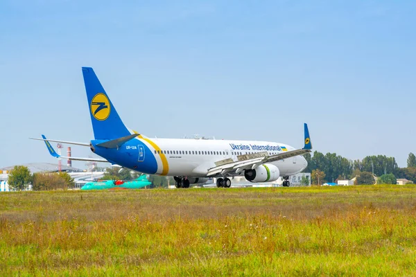 Boryspil, Ukrayna - 10 Ekim 2020: Ukrayna Uluslararası Havaalanı 'nın Boeing 737-800 sefer sayılı uçağı
