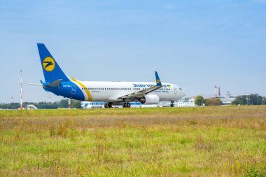 Boryspil, Ukrayna - 10 Ekim 2020: Ukrayna Uluslararası Havaalanı 'nın Boeing 737-800 sefer sayılı uçağı