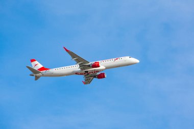 Boryspil, Ukrayna - 11 Şubat 2020: Avusturya Havayolları 'nın Embraer 190-200LR sayılı uçağı Boryspil Uluslararası Havaalanından kalkıyor