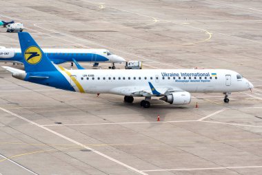 Boryspil, Ukrayna - 10 Ekim 2020: Boryspil Uluslararası Havaalanı 'nda önlük üzerinde uçaklar