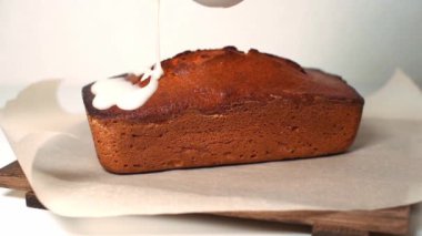 Taze pişmiş limonlu kek üzerine krema dökülmüş - yavaş çekim - yakın çekim