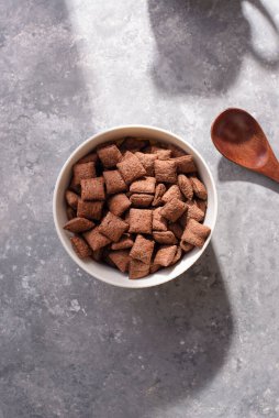 Tatlı pedler. Gri arka planda çikolatalı pedleri hazırlayın. Pencereden gelen ışık. Sağlıklı Hazır Kahvaltı. Sabah yemeği.