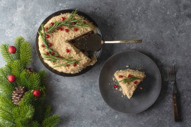 Gri arka planda bir dilim pastayla Napolyon pastası. Noel pastası. Üst Manzara. Boşluğu kopyala