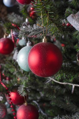 Ağaçta kırmızı Noel topu. Yeni yıl oyuncakları