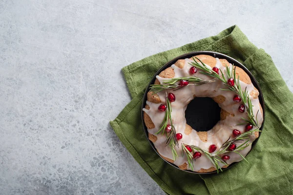 Kue Natal Atau Puding Dengan Setangkai Rosemary Dan Berry Merah — Stok Foto
