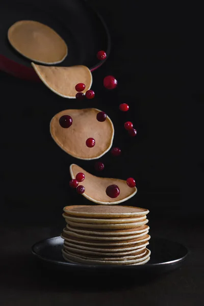 Fliegendes Essen Pfannkuchen Mit Beeren Auf Dunklem Hintergrund Schwebendes Essen — Stockfoto