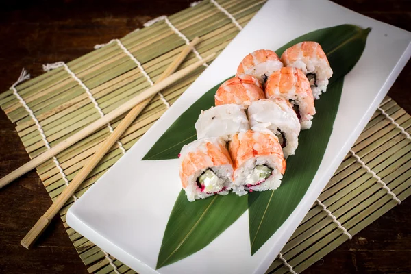 Sushi en mesa de madera — Foto de Stock