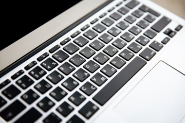 klavye laptop beyaz ve siyah