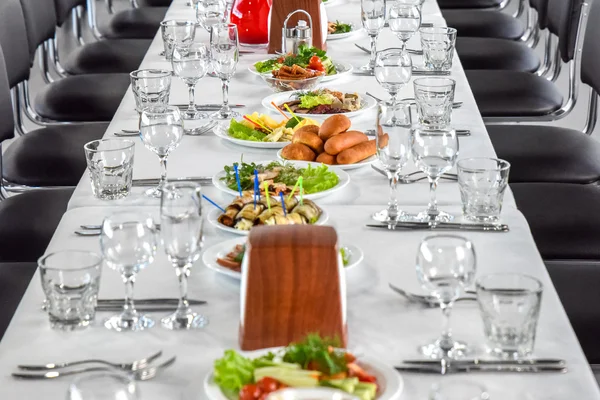 Coloque en una mesa de banquete — Foto de Stock