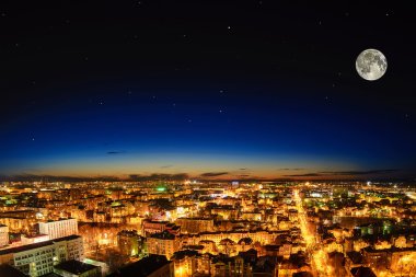 gece dolunay güzel şehir