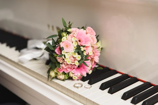 Anillos de boda en el piano — Foto de Stock