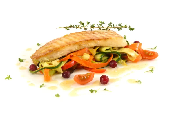 Guiso de verduras con pescado y arándanos — Foto de Stock