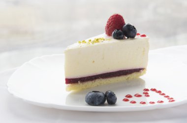 bir cheesecake çilek ile