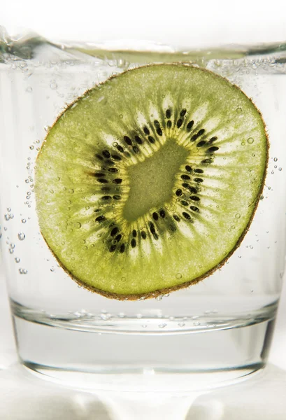 Fetta di kiwi in acqua con bolle — Foto Stock