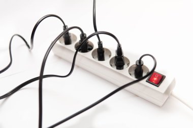 Birden çok elektrik prizine