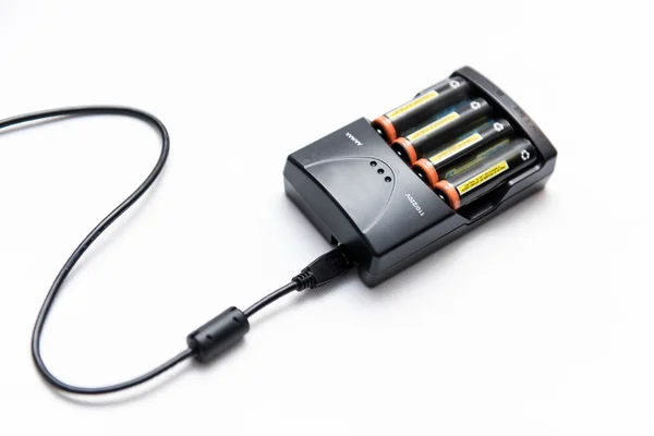 Batteriladdare med batterier — Stockfoto