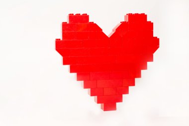 Plastik yapı taşları olan kalp şekli yapılır