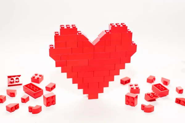 Forma de coração feito de blocos de construção de plástico — Fotografia de Stock