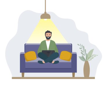 Dizüstü bilgisayarı olan adam evde kanepede oturuyor. Lambanın ışığı. Evde çalışmak, online eğitim. Öğrenci ya da serbest çalışan, blogcu. İçişleri Bakanlığı konsepti. vektör düzlüğü.
