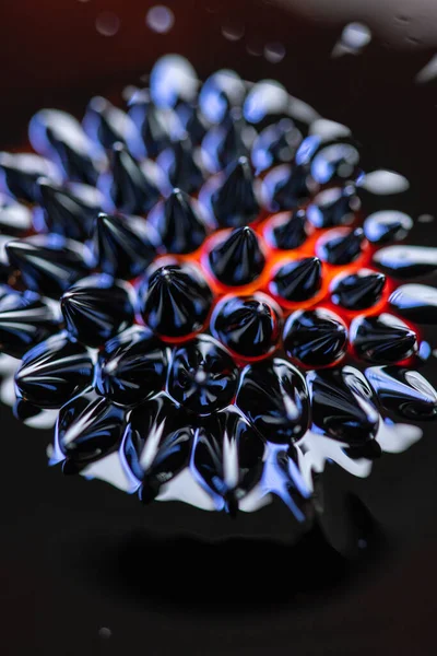 Makro Zbliżenie Ferrofluidu Czerwone Niebieskie Wysokiej Jakości Zdjęcie — Zdjęcie stockowe